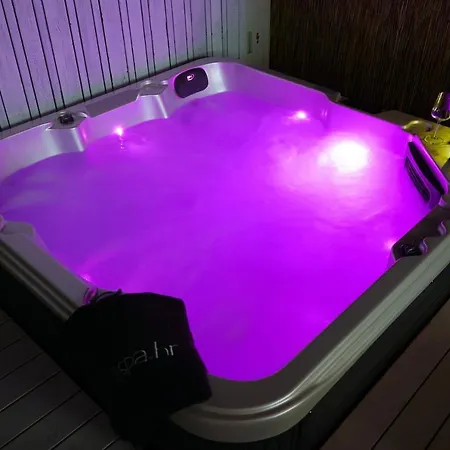 Boutique Style Eco-beachhouse, Private Jacuzzi Ferienhaus Privlaka (Zadar)