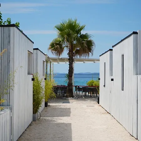 Boutique Style Eco-beachhouse, Private Jacuzzi Holiday home