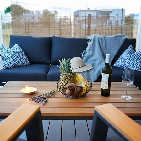 Boutique Style Eco-beachhouse, Private Jacuzzi Holiday home