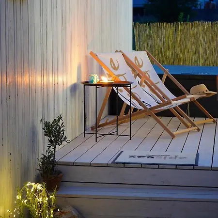 Boutique Style Eco-beachhouse, Private Jacuzzi Holiday home