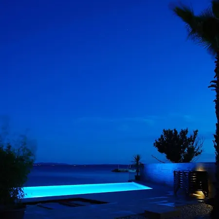 Boutique Style Eco-beachhouse, Private Jacuzzi *