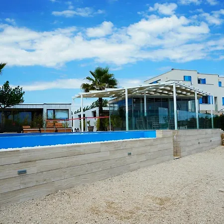 Boutique Style Eco-beachhouse, Private Jacuzzi Vikendica