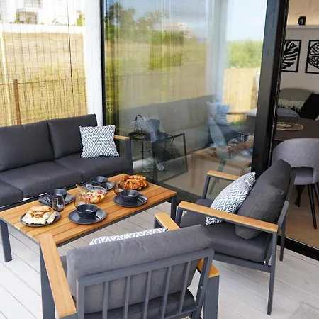 Boutique Style Eco-beachhouse, Private Jacuzzi Holiday home Privlaka (Zadar)