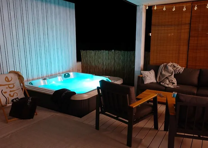 Дом отдыха Boutique Style Eco-beachhouse, Private Jacuzzi