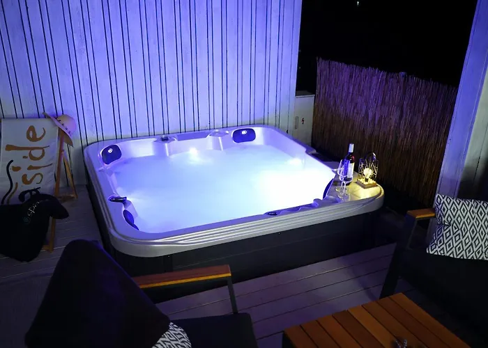 Дом отдыха Boutique Style Eco-beachhouse, Private Jacuzzi