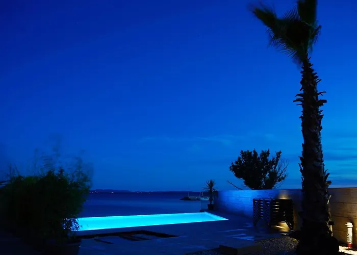 Boutique Style Eco-beachhouse, Private Jacuzzi *