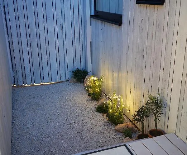 Boutique Style Eco-beachhouse, Private Jacuzzi Привлака