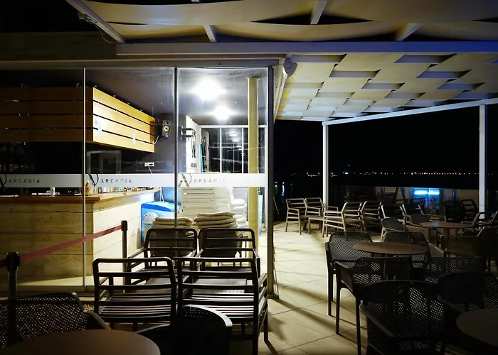 Boutique Style Eco-beachhouse, Private Jacuzzi Vikendica *